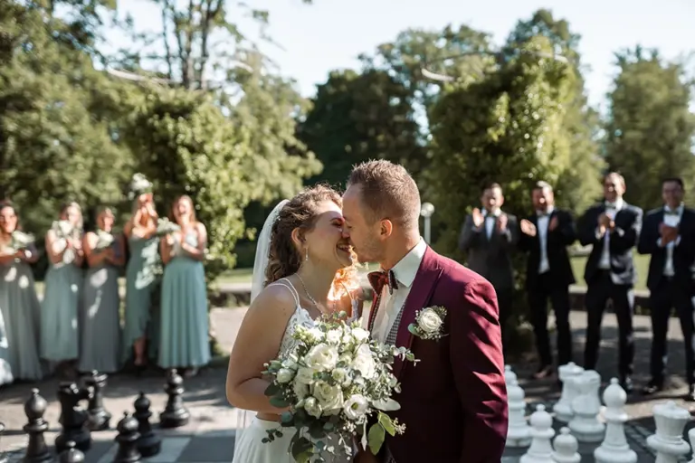 Brautstyling & Hochzeitsfotografie aus einer Hand. Natürliches Braut Make-up & emotionale Hochzeitsfotos in Stuttgart, Böblingen & Umgebung. Jetzt anfragen!